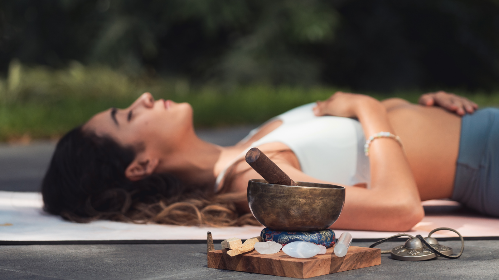 Mujer conectando con sus emociones y bienestar físico desde una perspectiva holística
